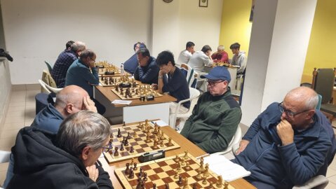 Giocatori di scacchi durante un torneo al circolo