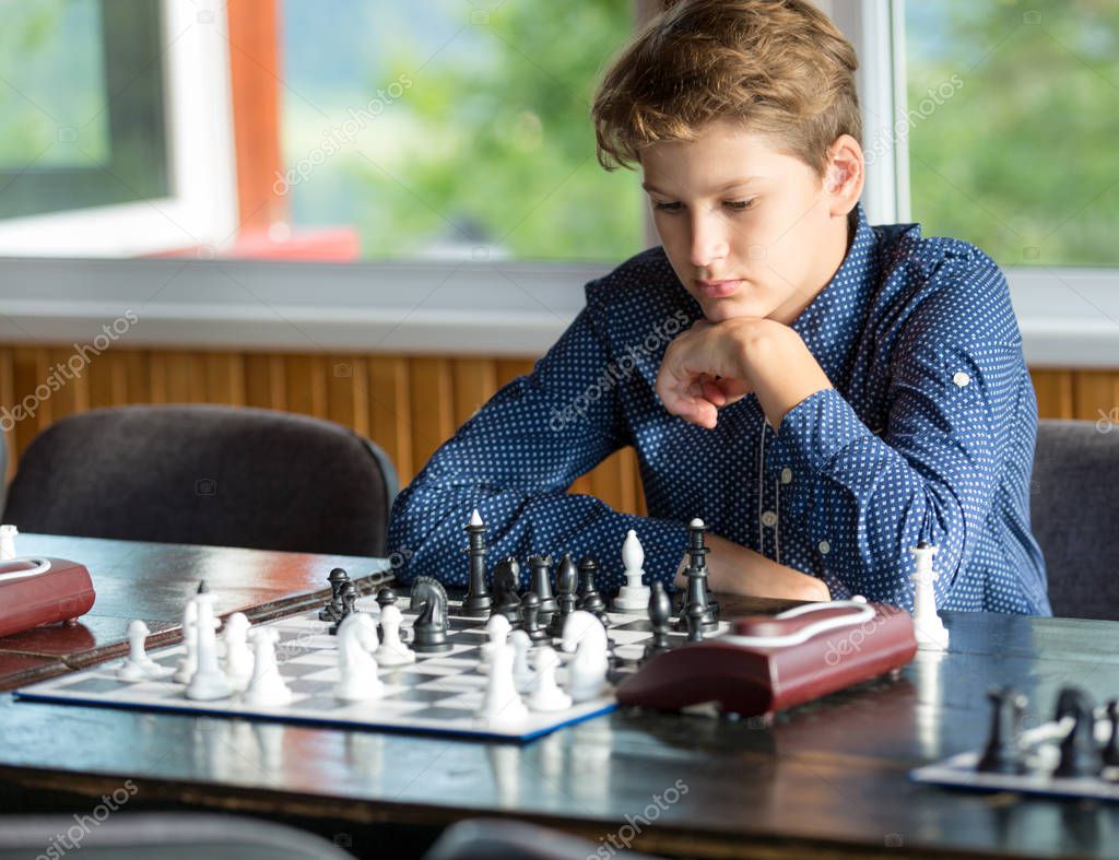 Lezione di scacchi con istruttore e allievi