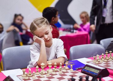 Giocatori di scacchi di diverse età al circolo durante un torneo