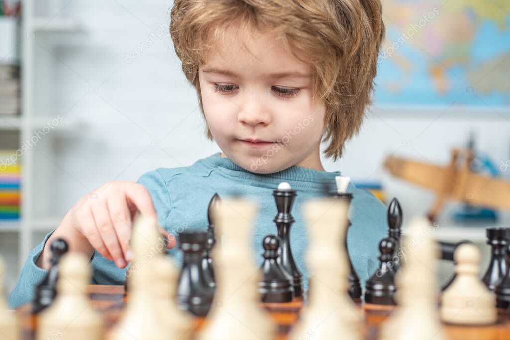 Istruttore che spiega una posizione di scacchi a un gruppo di bambini