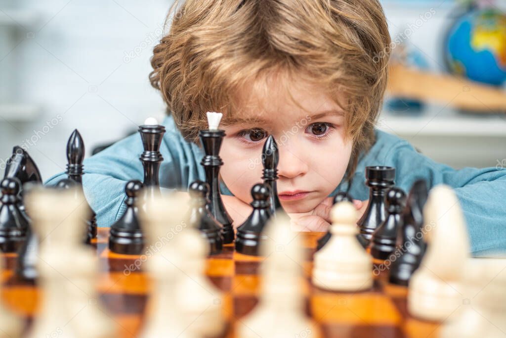 Bambini che seguono una lezione di scacchi con un istruttore