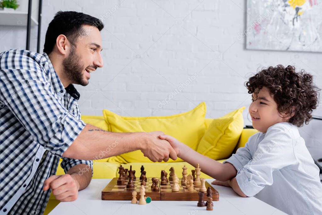 Due giocatori di scacchi che si stringono la mano a fine partita