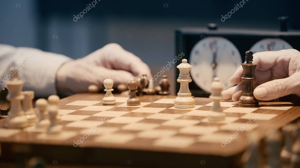 Soci del circolo che giocano a scacchi in sala
