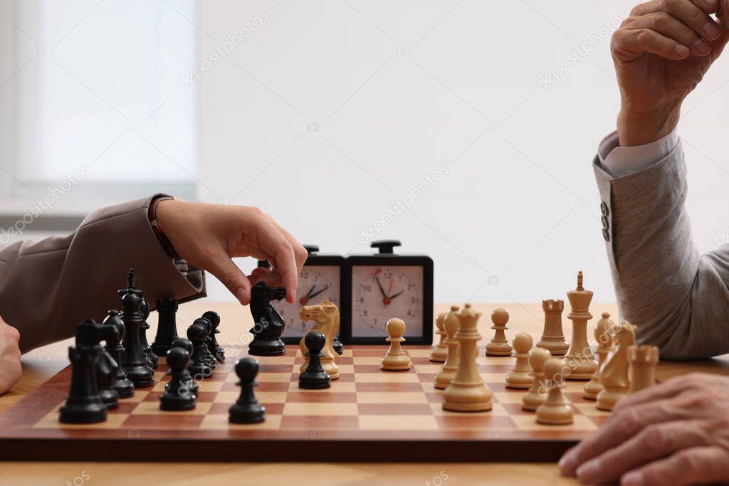Giocatore concentrato durante un torneo di scacchi con orologio analogico